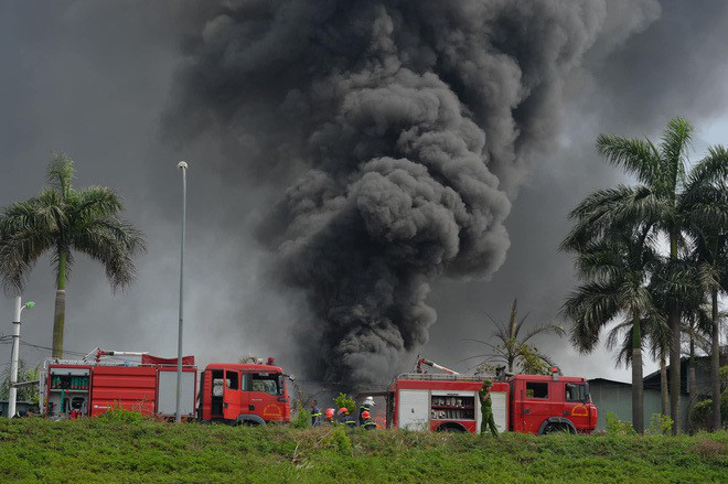 Có hiện tượng rò rỉ hóa chất trong vụ cháy kho xưởng sơn ở Long Biên - Ảnh 1.