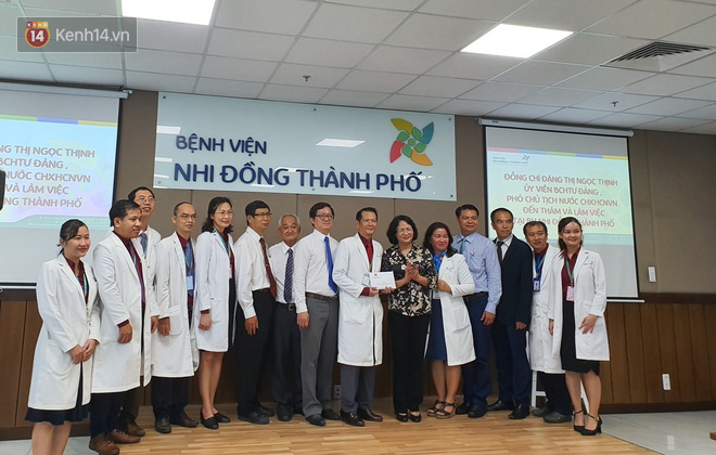 Phó Chủ tịch nước đến thăm 2 bé Trúc Nhi - Diệu Nhi, bố mẹ các con xúc động nắm chặt tay nhau - Ảnh 7.