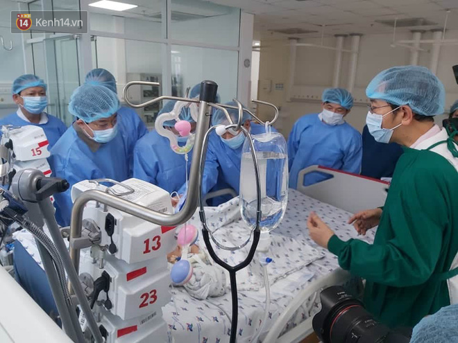 Phó Chủ tịch nước đến thăm 2 bé Trúc Nhi - Diệu Nhi, bố mẹ các con xúc động nắm chặt tay nhau - Ảnh 1.