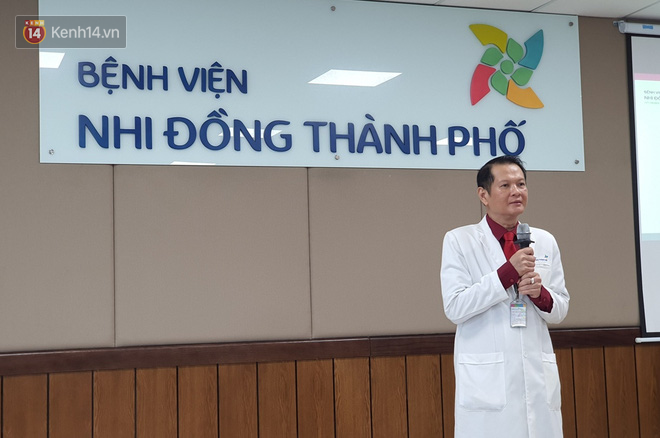 Phó Chủ tịch nước đến thăm 2 bé Trúc Nhi - Diệu Nhi, bố mẹ các con xúc động nắm chặt tay nhau - Ảnh 4.