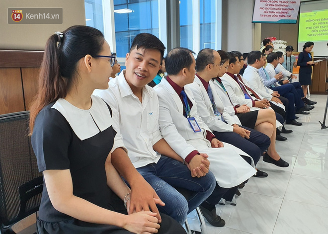 Phó Chủ tịch nước đến thăm 2 bé Trúc Nhi - Diệu Nhi, bố mẹ các con xúc động nắm chặt tay nhau - Ảnh 9.