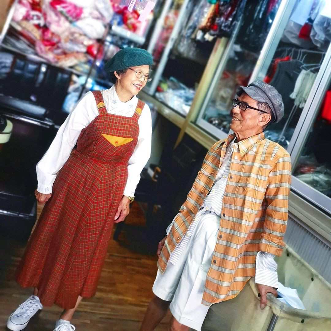 Quần áo khách mang đến giặt cả chục năm không lấy, 2 cụ già chủ tiệm lôi ra lên đồ chụp hình OOTD chất đét - Ảnh 10.