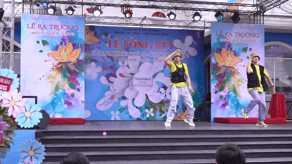 Quang Đăng g&acirc;y tranh c&atilde;i khi biểu diễn phi&ecirc;n bản dance Bigcityboi của Binz tr&ecirc;n s&acirc;n khấu lễ tổng kết năm học - Ảnh 4.