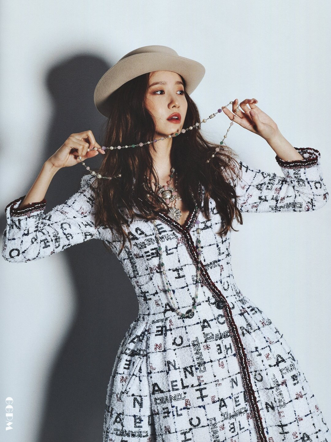 Cùng diện váy Chanel, Yoona đẹp hơn mẫu hãng còn Tống Thiến lại lên đồ theo cách chẳng ai ngờ - Ảnh 2.