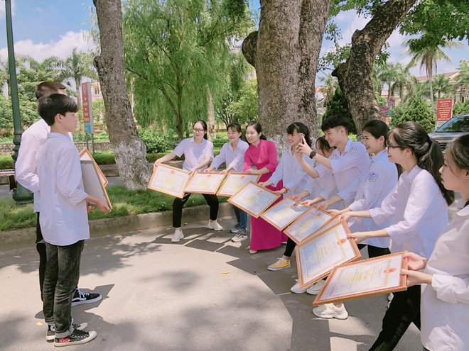 Hội bạn 7 năm chói chang thành tích: Trai xinh gái đẹp cùng đạt học sinh giỏi, tuyển thẳng đại học - Ảnh 1.