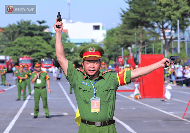 Nghẹt thở xem lính cứu hỏa cả nước tranh tài trèo tường, vượt rào, dập lửa cứu người - Ảnh 5.