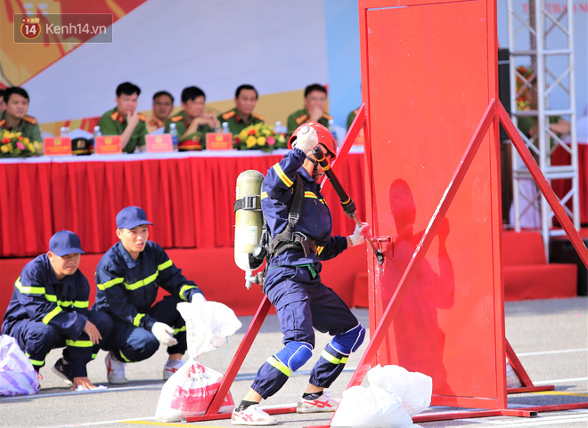 Nghẹt thở xem lính cứu hỏa cả nước tranh tài trèo tường, vượt rào, dập lửa cứu người - Ảnh 12.