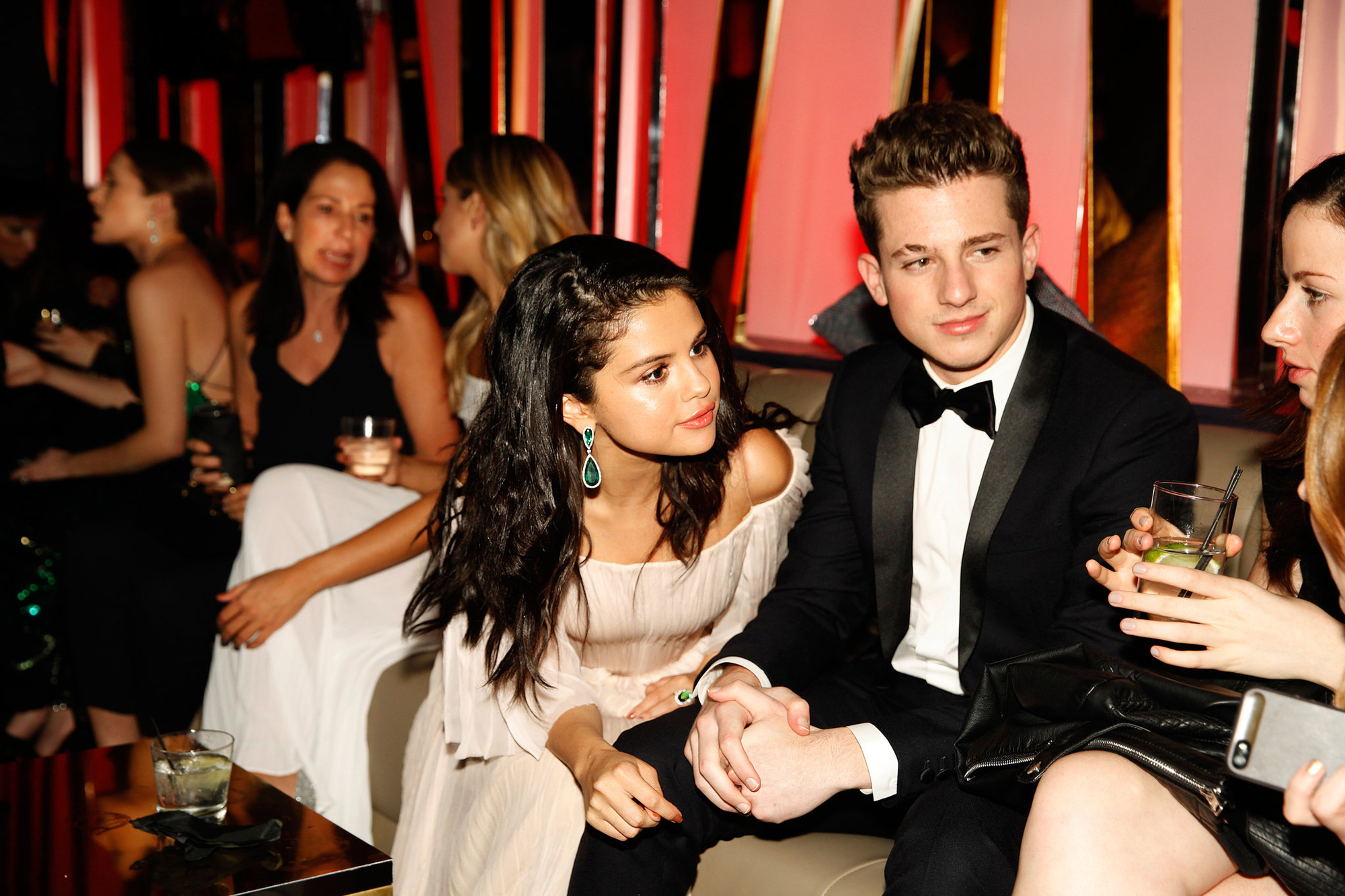 Charlie Puth gây phẫn nộ khi thừa nhận nôn ọe trên phim trường do Selena  Gomez