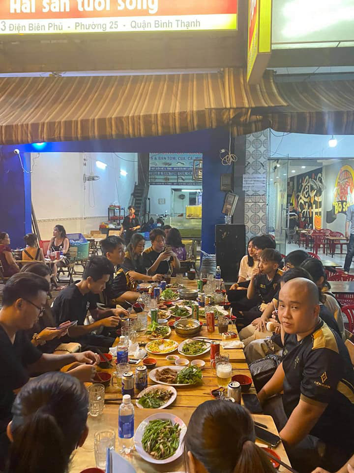 BronzeV úp mở việc rời Saigon Phantom, Elly lập tức chào mời về Team Flash - Ảnh 2. BronzeV úp mở việc rời Saigon Phantom, Elly lập tức chào mời về Team Flash - Ảnh 2.