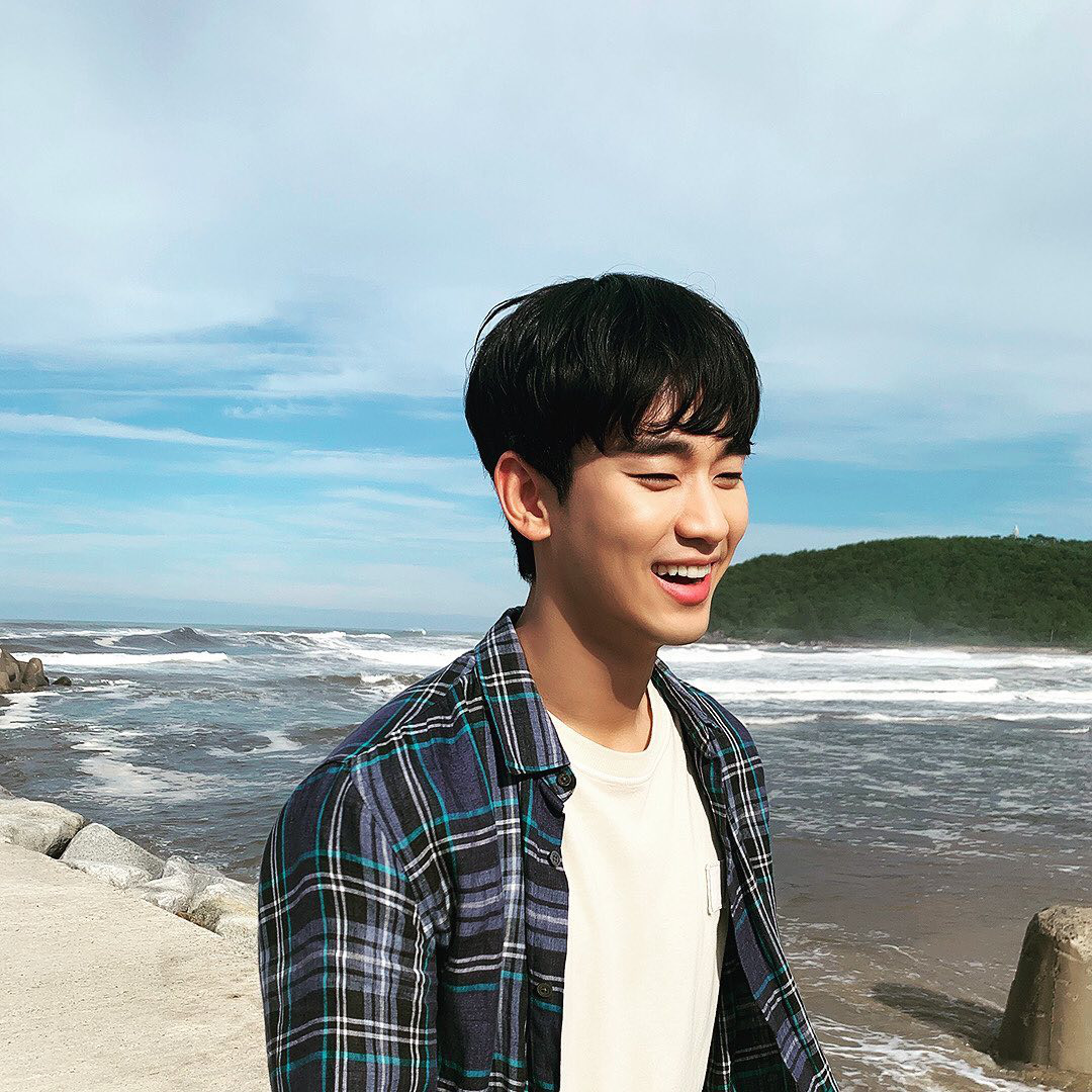 Chẳng màng ăn diện, anh điều dưỡng Kim Soo Hyun chỉ mặc dăm ba món đồ cơ bản vẫn khiến chị em xuýt xoa - Ảnh 1.