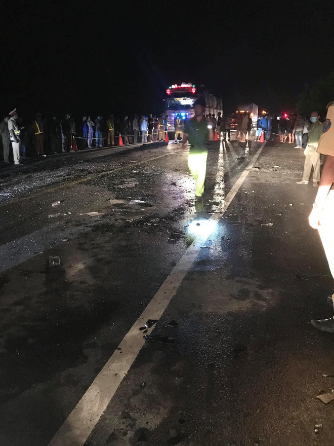 Hiện trường kinh hoàng vụ tai nạn giữa ô tô 16 chỗ và xe tải khiến 8 người tử vong lúc rạng sáng - Ảnh 2.