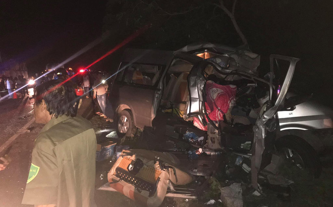 Hiện trường kinh hoàng vụ tai nạn giữa ô tô 16 chỗ và xe tải khiến 8 người tử vong lúc rạng sáng - Ảnh 1.