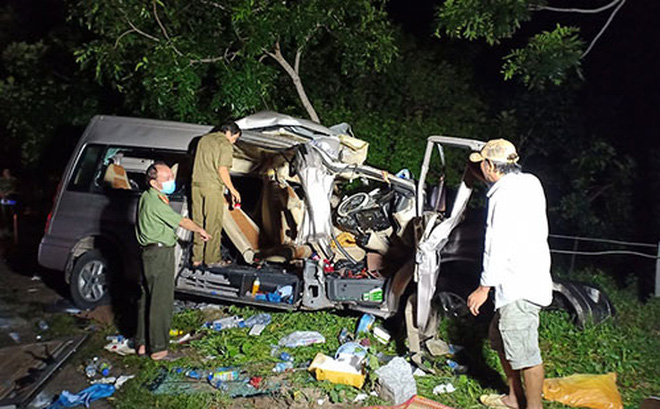 Vụ xe khách 16 chỗ đấu đầu xe tải khiến 8 người chết ở Bình Thuận: Phó Thủ tướng yêu cầu điều tra nguyên nhân - Ảnh 1.