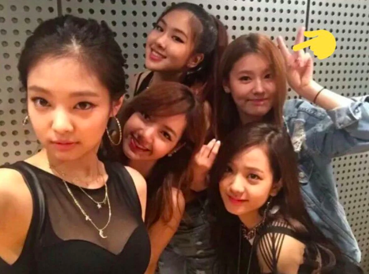 Netizen đồn đoán lý do thực sự khiến Miyeon ((G)I-DLE) không thể debut cùng BLACKPINK: Một nhóm không thể tồn tại đến 2 nữ hoàng nhan sắc? - Ảnh 1. Netizen đồn đoán lý do thực sự khiến Miyeon ((G)I-DLE) không thể debut cùng BLACKPINK: Một nhóm không thể tồn tại đến 2 nữ hoàng nhan sắc? - Ảnh 1.