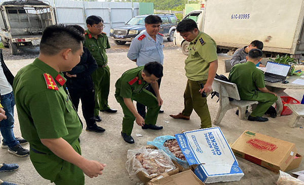 Thu giữ hơn 1 tấn thịt g&agrave; hết date ở Đồng Nai - Ảnh 1.