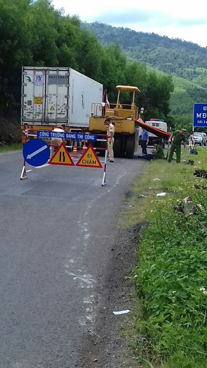 Một công nhân làm đường bị xe lu cán tử vong - Ảnh 2.