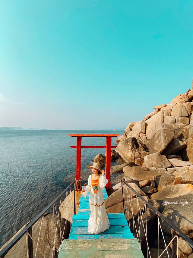 Lênh đênh 2N1Đ tại đảo Bình Hưng, Nha Trang chỉ với 1,5 triệu/người: Xứng đáng là Maldives Việt Nam với cảnh đẹp mãn nhãn, hải sản phủ phê - Ảnh 1.