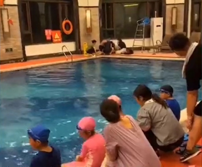 Vật lộn dưới nước suốt 10 phút mà không một ai chú ý, bé trai 6 tuổi tử vong thương tâm trong ngày đầu tiên đi học bơi - Ảnh 1.