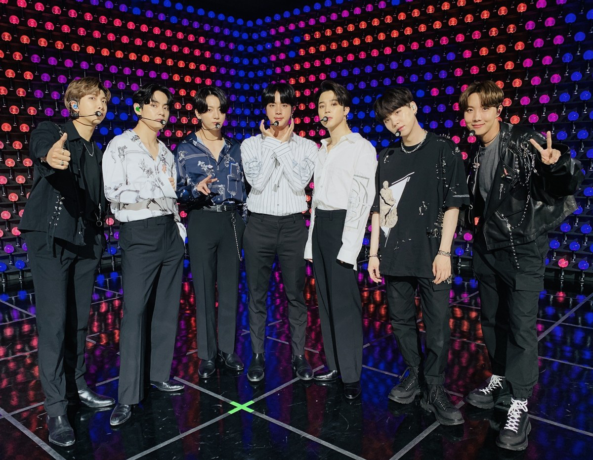 Bang Bang Con: The Live của BTS xác lập kỷ lục Guinness là online concert có nhiều người xem trực tuyến nhất thế giới! - Ảnh 1. Bang Bang Con: The Live của BTS xác lập kỷ lục Guinness là online concert có nhiều người xem trực tuyến nhất thế giới! - Ảnh 1.