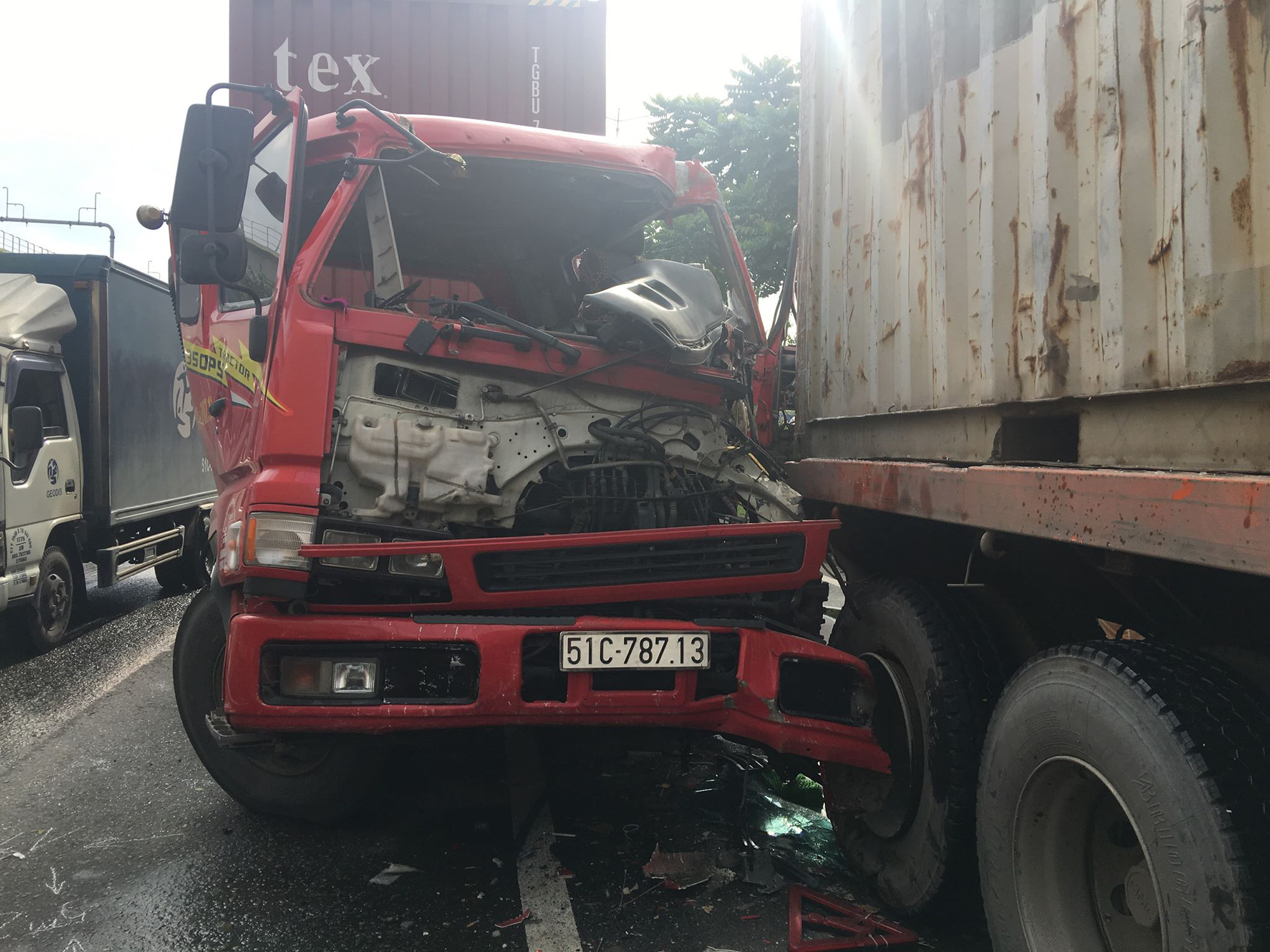 TP. HCM: Đầu xe container bẹp nát sau cú tông cực mạnh, tài xế bị mắc ...