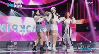 Tinh tế như Jennie (BLACKPINK): Tưởng làm sai vũ đạo, hóa ra là cố tình đổi động tác để “cứu nguy” Jisoo khỏi cảnh “lộ hàng” - Ảnh 2.