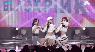 Tinh tế như Jennie (BLACKPINK): Tưởng làm sai vũ đạo, hóa ra là cố tình đổi động tác để “cứu nguy” Jisoo khỏi cảnh “lộ hàng” - Ảnh 3.