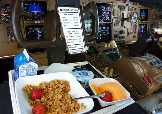 Hoá ra đây chính là góc ăn uống quen thuộc của các phi công trên máy bay, trông chẳng khác gì hành khách chúng ta - Ảnh 3.
