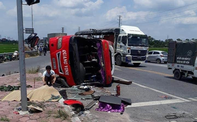 Hưng Yên: Container tông xe khách lật ngửa, 2 người tử vong - Ảnh 1.