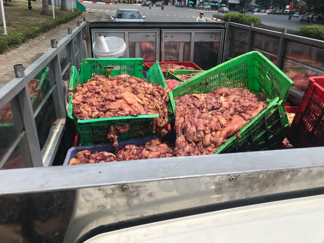 Bắt quả tang nữ tài xế chở hàng tấn nội tạng động vật bốc mùi đang trên đường vào Thủ đô tiêu thụ - Ảnh 2.