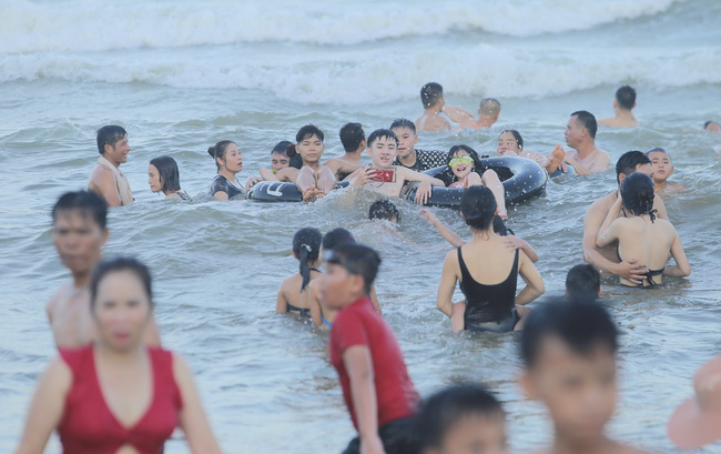 Ảnh: Choáng váng hàng vạn du khách chen chúc nhau tắm biển Sầm Sơn - Ảnh 11.