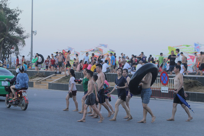 Ảnh: Choáng váng hàng vạn du khách chen chúc nhau tắm biển Sầm Sơn - Ảnh 15.