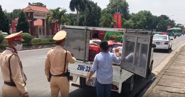 Bắt quả tang nữ tài xế chở hàng tấn nội tạng động vật bốc mùi đang trên đường vào Thủ đô tiêu thụ - Ảnh 3.