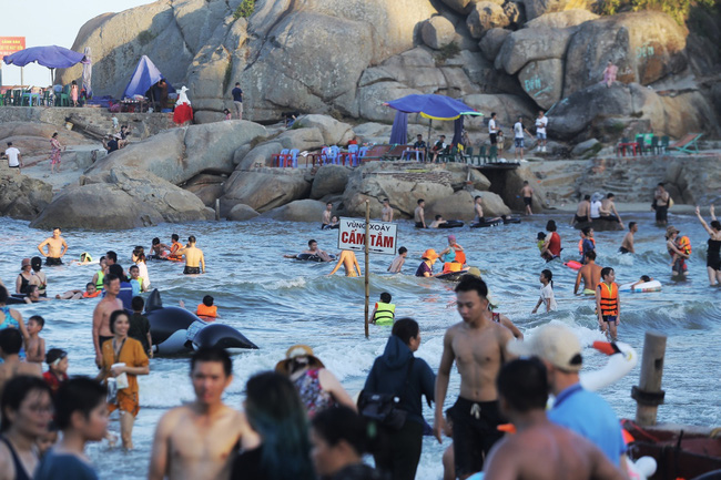 Ảnh: Choáng váng hàng vạn du khách chen chúc nhau tắm biển Sầm Sơn - Ảnh 7.
