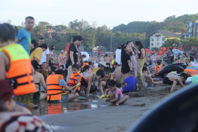 Ảnh: Choáng váng hàng vạn du khách chen chúc nhau tắm biển Sầm Sơn - Ảnh 10.