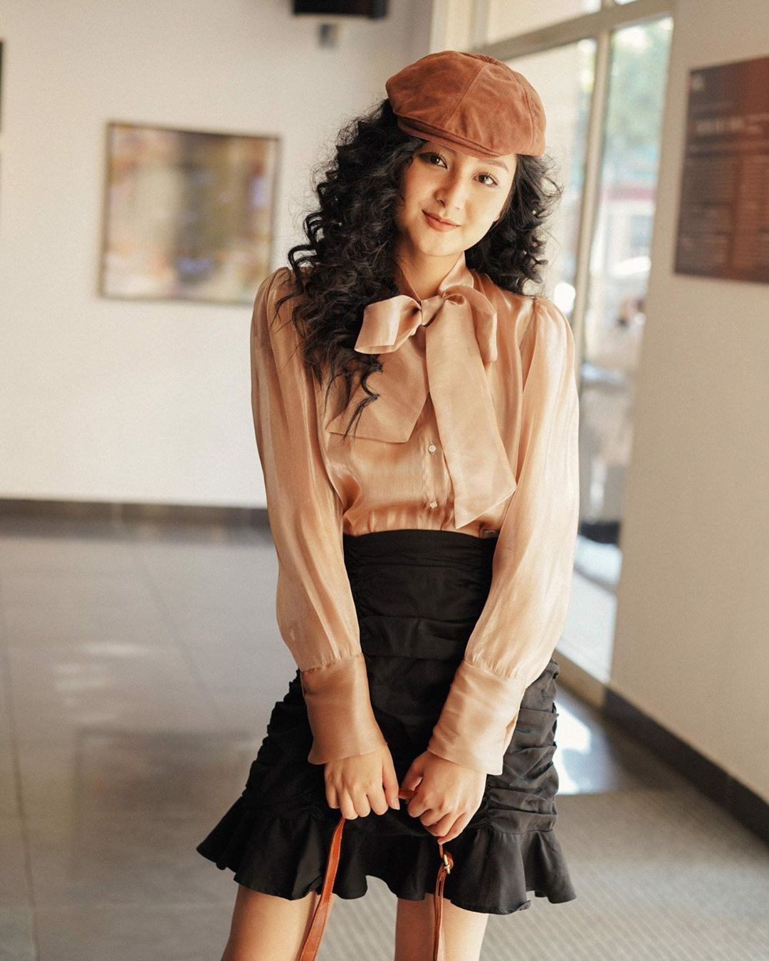 Cùng diện áo blouse bánh bèo: Lisa “dừ” hơn bình thường, Seo Ye Ji dịu dàng sang chảnh  - Ảnh 16.