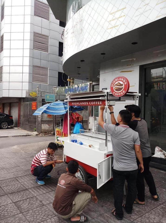 Các chuỗi F&B đua nhau tràn ra phố để năng nhặt chặt bị: Trong khi Ông Bầu ồ ạt mở kiosk thì Highlands Coffee, McDonald’s mang cả xe xuống phố bán hàng - Ảnh 1.