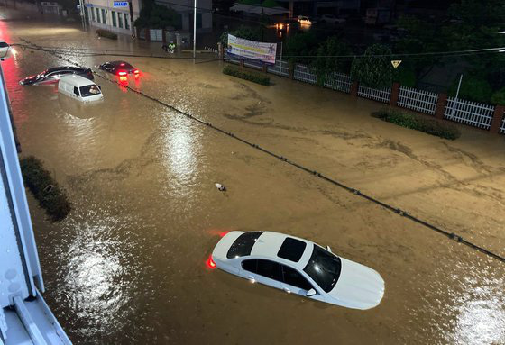 Hàn Quốc: Tuột tay con gái giữa dòng nước lũ gây ngập 2,5m, người mẹ không ngờ đó là giây phút cuối cùng của 2 mẹ con - Ảnh 4.