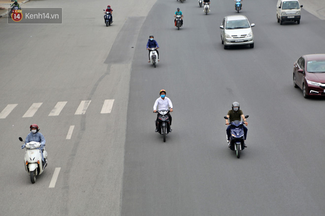 Ch&ugrave;m ảnh: Khẩu trang ch&iacute;nh thức trở th&agrave;nh vật bất ly th&acirc;n với người d&acirc;n S&agrave;i G&ograve;n v&agrave; H&agrave; Nội - Ảnh 2.