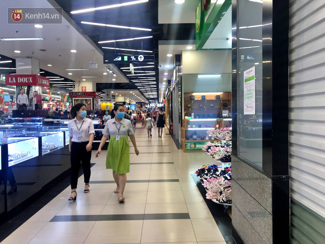 Ch&ugrave;m ảnh: Khẩu trang ch&iacute;nh thức trở th&agrave;nh vật bất ly th&acirc;n với người d&acirc;n S&agrave;i G&ograve;n v&agrave; H&agrave; Nội - Ảnh 6.