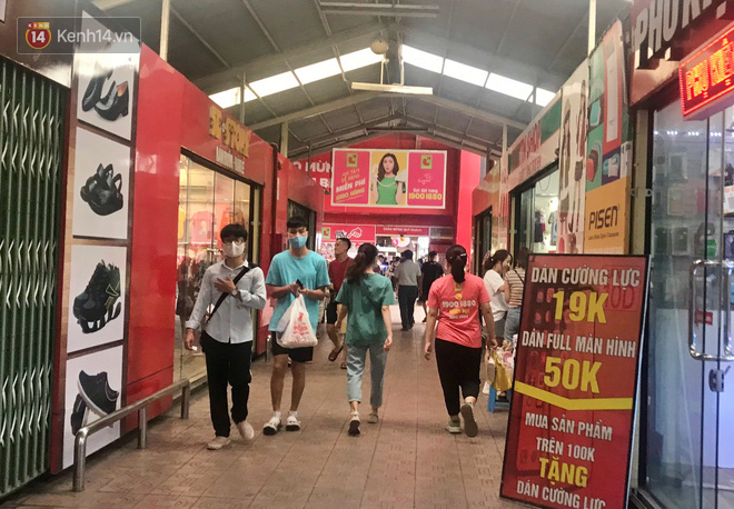 Ch&ugrave;m ảnh: Khẩu trang ch&iacute;nh thức trở th&agrave;nh vật bất ly th&acirc;n với người d&acirc;n S&agrave;i G&ograve;n v&agrave; H&agrave; Nội - Ảnh 5.
