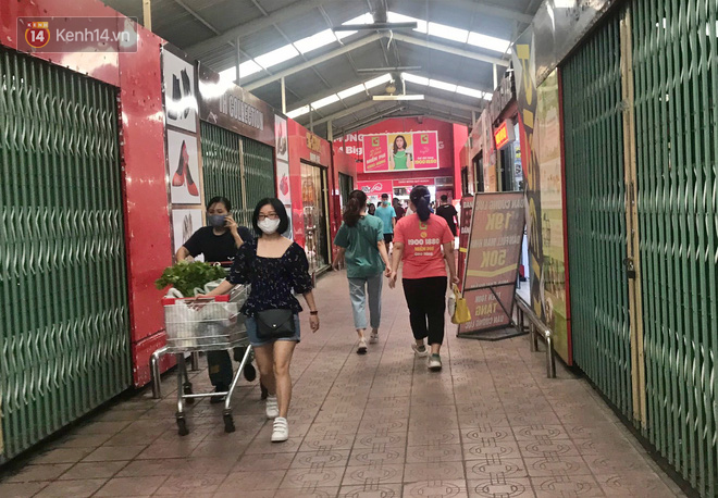 Ch&ugrave;m ảnh: Khẩu trang ch&iacute;nh thức trở th&agrave;nh vật bất ly th&acirc;n với người d&acirc;n S&agrave;i G&ograve;n v&agrave; H&agrave; Nội - Ảnh 4.