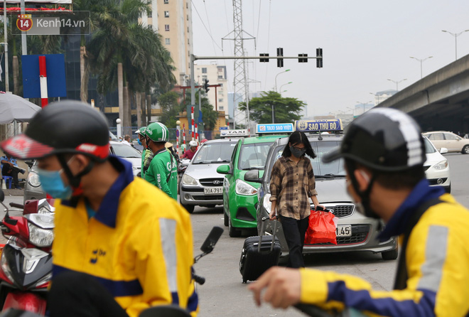 Chùm ảnh: Khẩu trang chính thức trở thành vật bất ly thân với người dân Sài Gòn và Hà Nội - Ảnh 10.