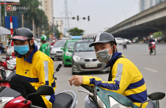 Chùm ảnh: Khẩu trang chính thức trở thành vật bất ly thân với người dân Sài Gòn và Hà Nội - Ảnh 8.