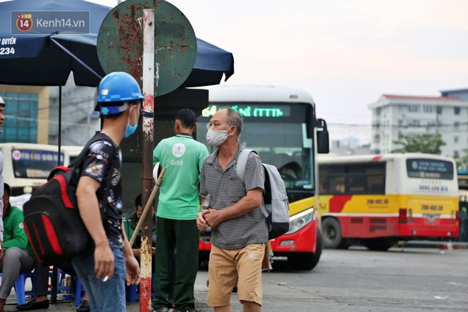 Chùm ảnh: Khẩu trang chính thức trở thành vật bất ly thân với người dân Sài Gòn và Hà Nội - Ảnh 9.