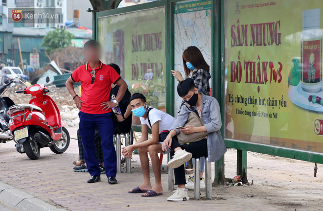 Ch&ugrave;m ảnh: Khẩu trang ch&iacute;nh thức trở th&agrave;nh vật bất ly th&acirc;n với người d&acirc;n S&agrave;i G&ograve;n v&agrave; H&agrave; Nội - Ảnh 13.