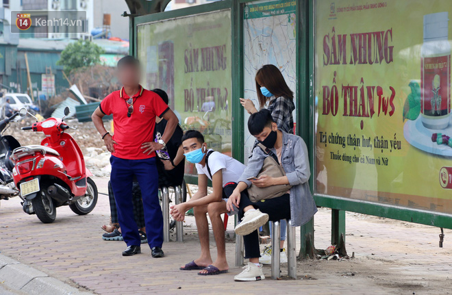 Chùm ảnh: Khẩu trang chính thức trở thành vật bất ly thân với người dân Sài Gòn và Hà Nội - Ảnh 13.