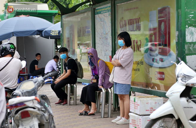 Chùm ảnh: Khẩu trang chính thức trở thành vật bất ly thân với người dân Sài Gòn và Hà Nội - Ảnh 11.