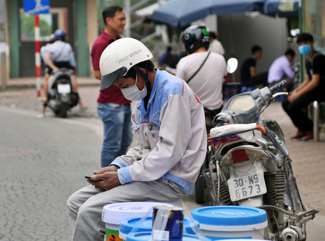 Ch&ugrave;m ảnh: Khẩu trang ch&iacute;nh thức trở th&agrave;nh vật bất ly th&acirc;n với người d&acirc;n S&agrave;i G&ograve;n v&agrave; H&agrave; Nội - Ảnh 12.