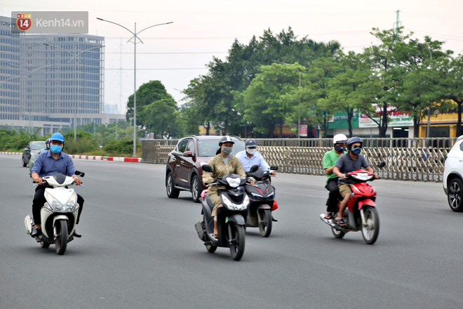 Chùm ảnh: Khẩu trang chính thức trở thành vật bất ly thân với người dân Sài Gòn và Hà Nội - Ảnh 1.