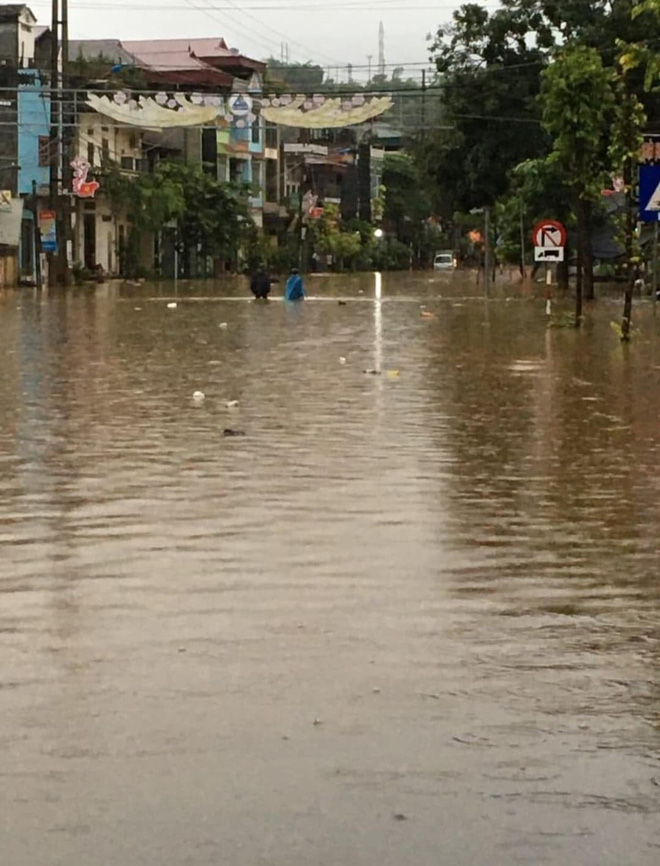 Mưa lớn tr&uacute;t xuống g&acirc;y ngập lụt ở L&agrave;o Cai, &ocirc; t&ocirc; ngụp lặn dưới nước - Ảnh 6.